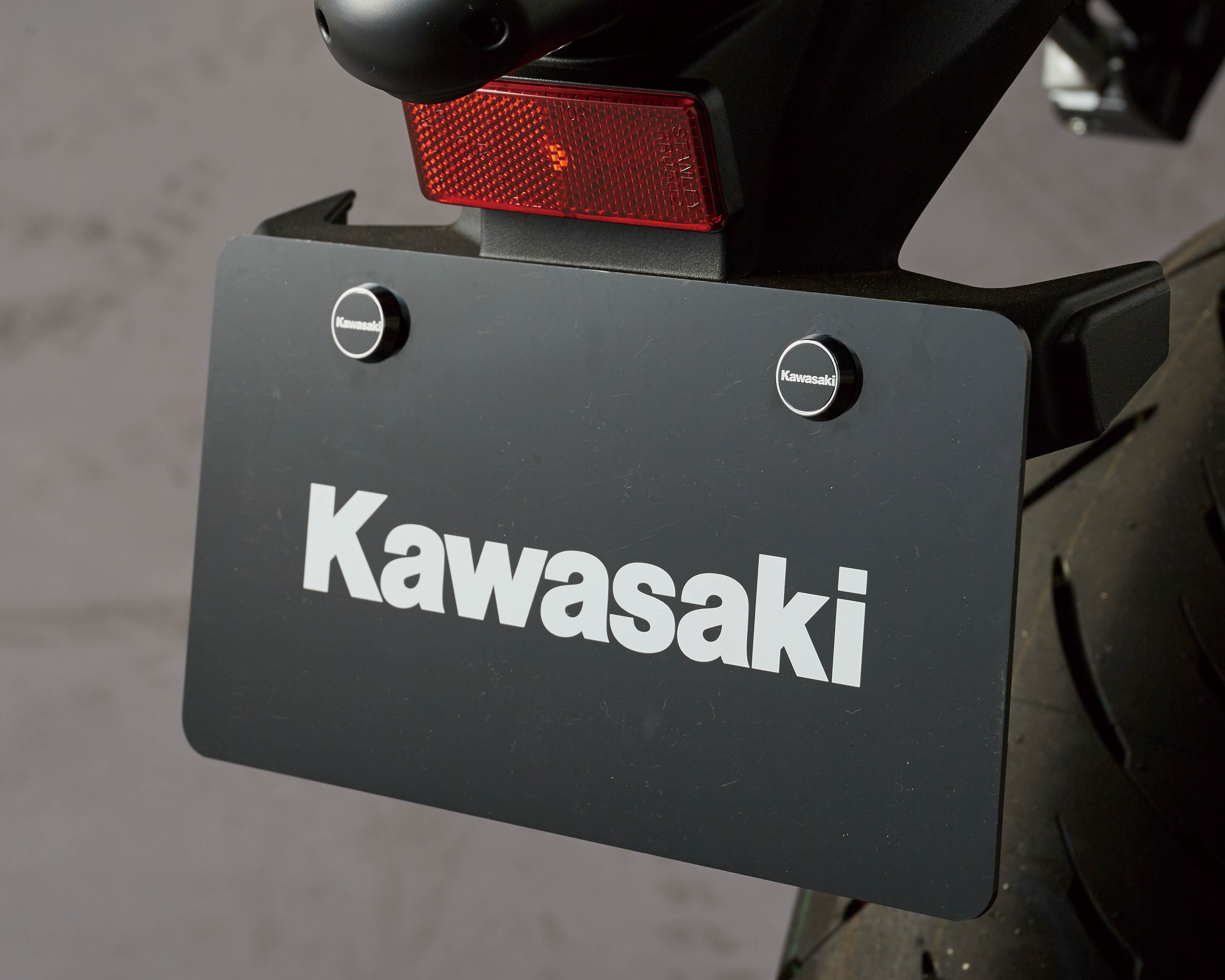 【取寄販売】KAWASAKI 真鍮 ロゴ ナンバーボルト 1SET/カワサキ 川崎重工 Z1 Z2 KH MACH KZ FT GP ゼファー ZRX 250 400 750 900 旧車 バイク 当時 BEET カワサキ用